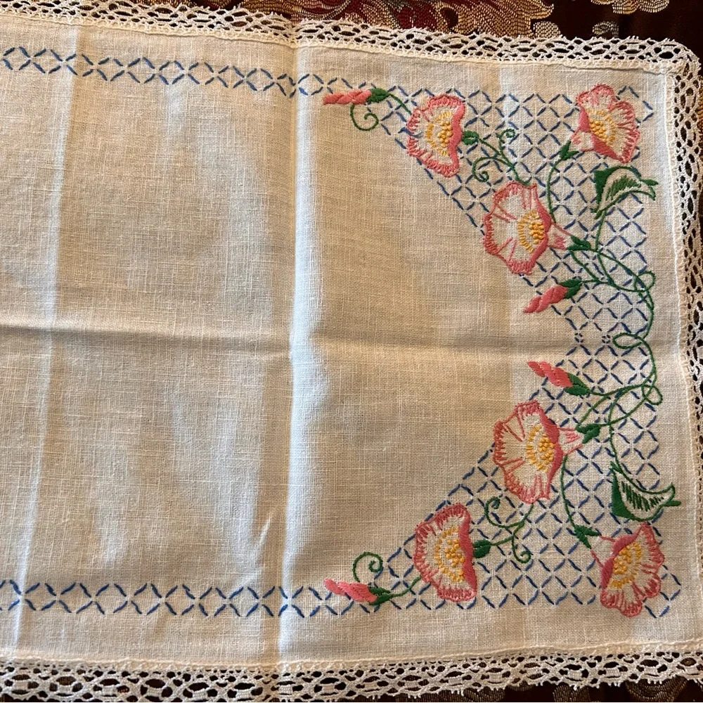 Vintage White Linen & Pink‎ Needlepoint Rose w/Lace Table Runner